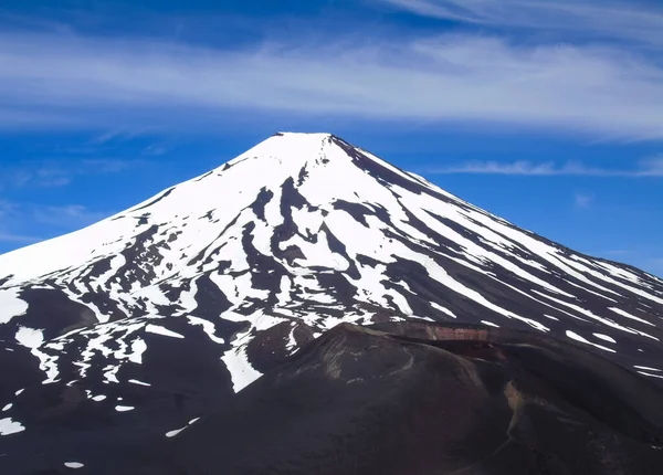Önünde Navidad Krateri olan Lonquimay Volkanı manzarası. Şili 'nin güneyindeki Malalcahuello Ulusal Rezervi' nde çekilmiş..
