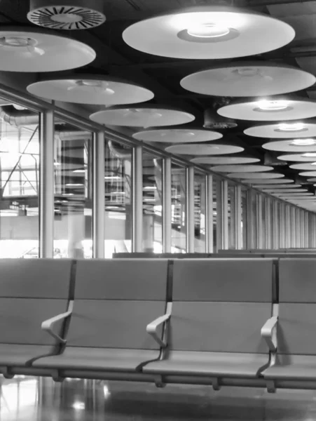 Foto Blanco Negro Sillas Vacías Aeropuerto Barajas Madrid — Foto de Stock