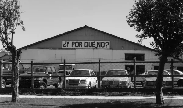 チリ南部のプエルトバラスの鉄道駅の近くに位置する元ガレージの黒と白の写真 2011年撮影 — ストック写真