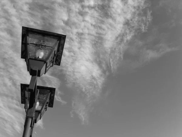 Image Noir Blanc Des Lampadaires Dans Ciel — Photo