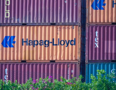 Kolombiya 'daki Cartagena de Indias limanında Hapag-Lloyd konteynırları