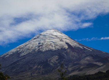 Kar, buz ve yarıklarla Osorno Volkanı Zirvesi
