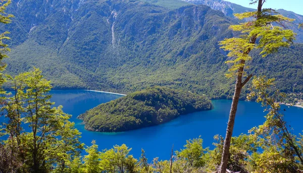 Şili 'nin güneyindeki Puelo Vadisi' nde Llanada Grande 'ye yakın Azul Gölü
