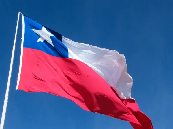 Şili bayrağının rüzgarda dalgalanırken yakın plan fotoğrafı.