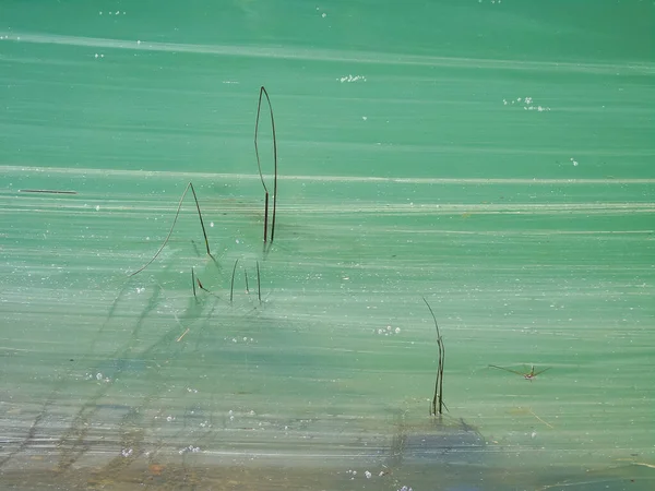 Turkuaz renkli gölün soyut resmi