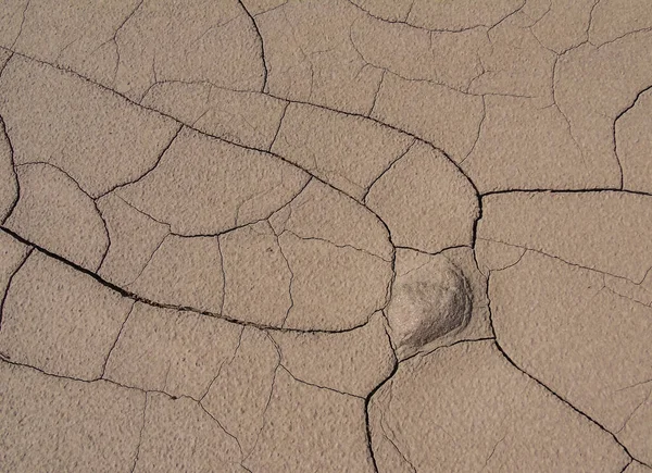 Şili 'nin kuzeyindeki Atacama Çölü' nün kuru ve çatlak alanının soyut resmi (yakın plan)