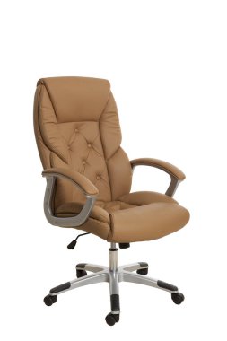 Bir lüks müdür ofis koltuğu, üç dörtte görünümü ile hafif kahverengi deri döşemeli. Beyaz arka plan üzerinde izole.