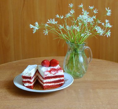 Kremalı, ekşi kremalı ve çilekli pasta.