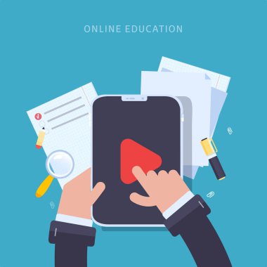 Tablet ve çalışma nesneler, kalem, kağıt sayfalarının ile online eğitim kavramı. Modern eğitim Oynat düğmesini ve el ile öğrenme sitede. vektör çizim.