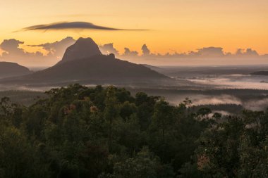 Glasshouse Dağları, Günışığı Sahili, Queensland, Avustralya 'da Tibrogargan üzerinde şafak vakti