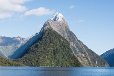 Milford Sound 'daki muhteşem Mitre Tepesi. Yeni Zelanda, Güney Adası