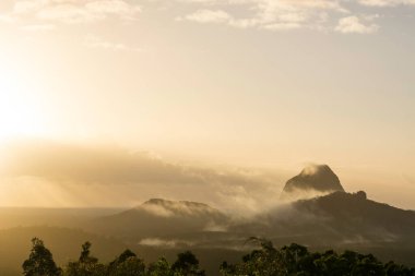 Glasshouse Dağları Coochin Dağı 'nı oluşturur: Queensland, Sunshine Coast Hinterland, Avustralya