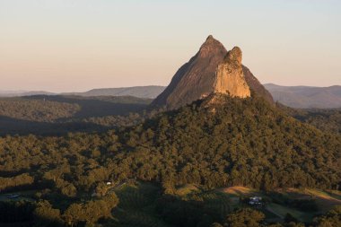 Glasshouse Dağları 'nda şimşek çakıyor. Queensland, Avustralya
