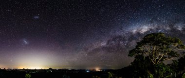 Glasshouse Dağları 'nda şimşek çakıyor. Queensland, Avustralya