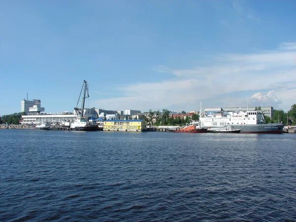 Kilátás Városra Kikötőhajókra Folyóból — Stock Fotó