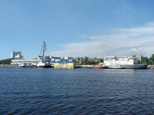 Vue Ville Des Bateaux Amarrés Depuis Fleuve — Photo