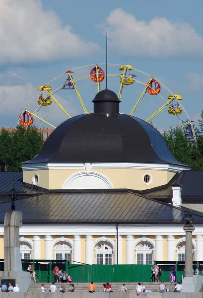 Alter Turm Und Riesenrad — Stockfoto