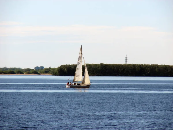 Вітрильна Яхта Рухається Річці — стокове фото