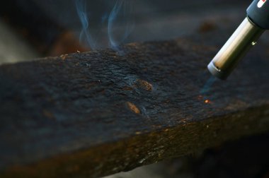 Tahtayı gaz ocağıyla yakmak