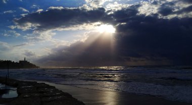 Güneş ışınları bulutlara doğru yol alır.