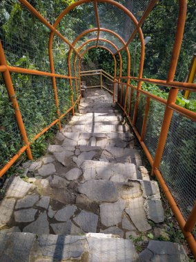 Bandung, Batı Java, Endonezya 'daki Gökkuşağı Şelalesi veya Cimahi Şelalesi' ne (Curug Cimahi) giden merdiven