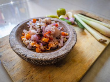 Çiğ taze soslu Endonezya Gıda mürekkep balığı. (Cumi sambal matah), Endonezya soslu kalamardan ya da ham sos (sambal matah) adlı bali sambalinden yapılır.).