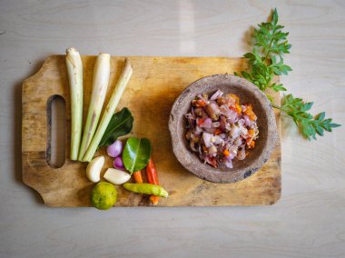 Çiğ taze soslu Endonezya Gıda mürekkep balığı. (Cumi sambal matah), Endonezya soslu kalamardan ya da ham sos (sambal matah) adlı bali sambalinden yapılır.).