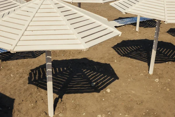 Kum Plajı Üzerinde Ahşap Beyaz Şemsiye — Stok fotoğraf