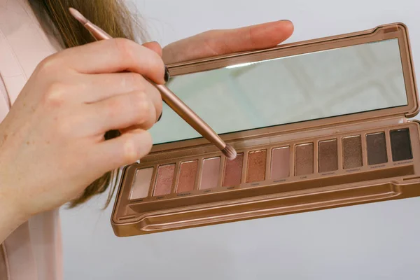 Girl Holds Palette Eye Shadows — Stock Photo, Image