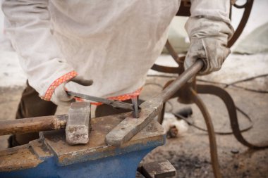 Sokakta çalışan bir demirci. yakın plan