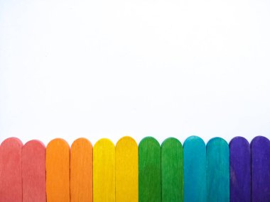 Kırmızı, turuncu, sarı, yeşil, mavi ve mor buzlu çubukları olan beyaz boşluğun arka planı.