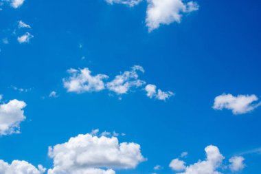 Mavi gökyüzünde bir sürü bulut