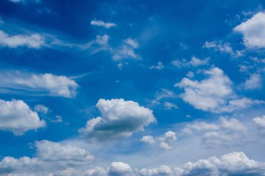 Mavi gökyüzünde bir sürü bulut