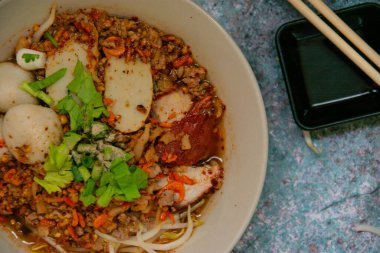 Yakın plan. Baharatlı, lezzetli Tom eriştesi, Tayland usulü tarifler, yerel sokak yemekleri.