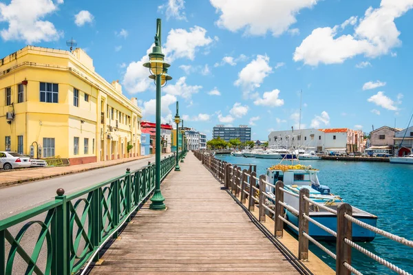 Bridgetown, Barbados marinasında gezinti..