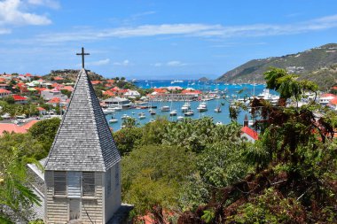 St. Barts, Karayipler, önünde kilise olan liman manzarası.