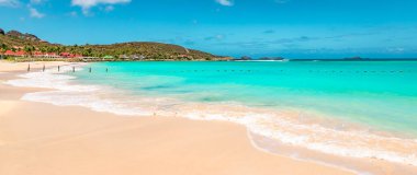 St. Barts (Saint Barthelemy), Karayipler 'deki güzel beyaz kumlu plajın panoramik manzarası