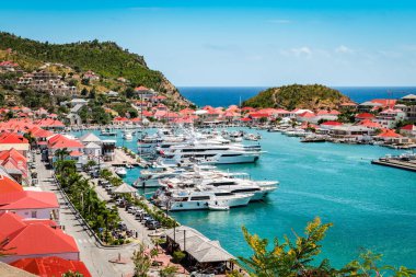 Gustavia, St. Barts. Limandaki lüks yatlar, Batı Hint Adaları, Karayipler.
