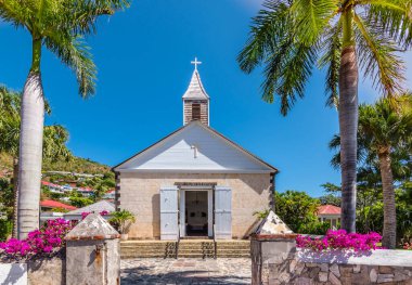 Saint Barthlemy 'deki St. Bartholomew Anglikan Kilisesi. Gustavia limanındaki kilise, St Barts..