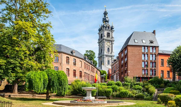 Mons, Wallonia, Belçika. Şehir merkezindeki çan kulesiyle panoramik manzara.