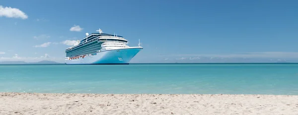 Kreuzfahrtschiff Der Karibik Der Nähe Eines Tropischen Strandes Sommerferienkonzept — Stockfoto