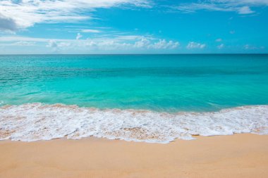Turkuaz mavi deniz ve Mullet Körfezi tropikal plajı, Sint Maarten, Karayipler.
