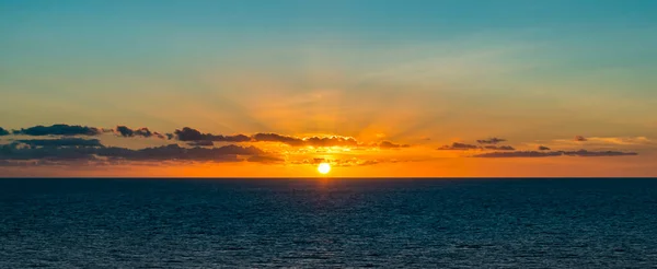 Vue Panoramique Sur Magnifique Coucher Soleil Sur Mer — Photo