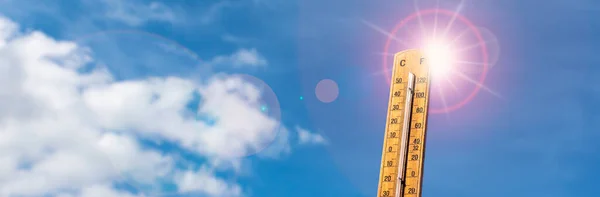 Thermometer Tegen Blauwe Zonnige Lucht Ontwerp Voor Warm Zomerweer — Stockfoto