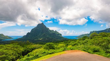 Moorea 'nın panoramik dağ manzarası, Fransız Polinezyası