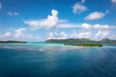 Bora Bora Adası 'ndaki tropikal mercan resifi.