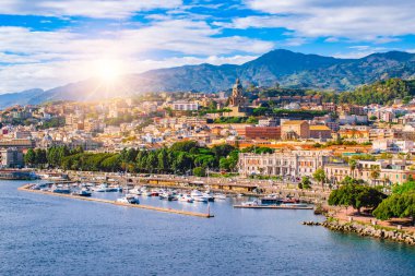Messina, Sicilya, İtalya 'nın güzel şehri ve limanı