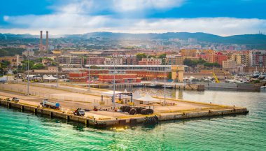 Civitavecchia, Roma feribot limanı. Arka planda kasaba.