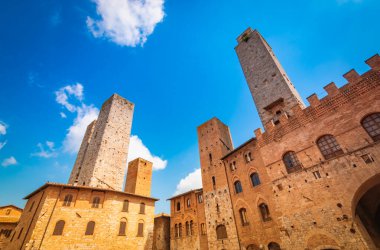 San Gimignano, Toskana, İtalya. Piazza del Duomo 'daki yüksek kulelerin alt manzarası.