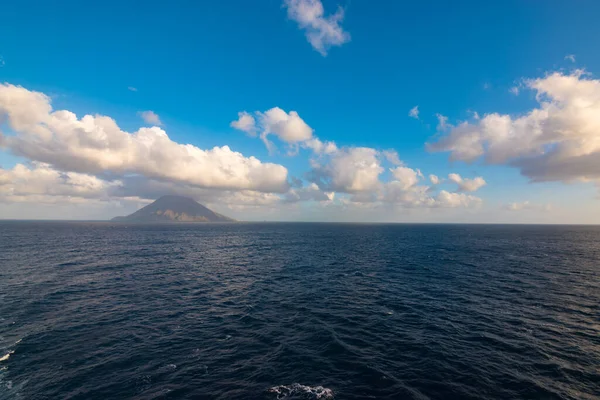 Пейзаж Голубым Океаном Облака Неба Стромболи Вулкан Заднем Плане — стоковое фото